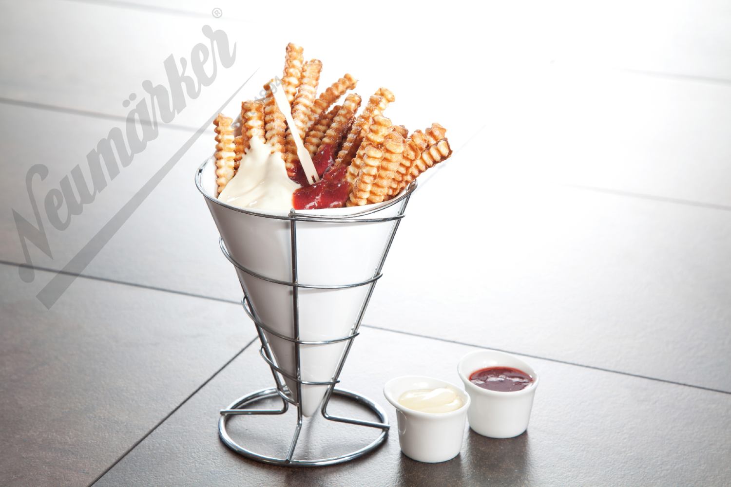 Pommes Waffel dekoriert mit Joghurt und Marmelade