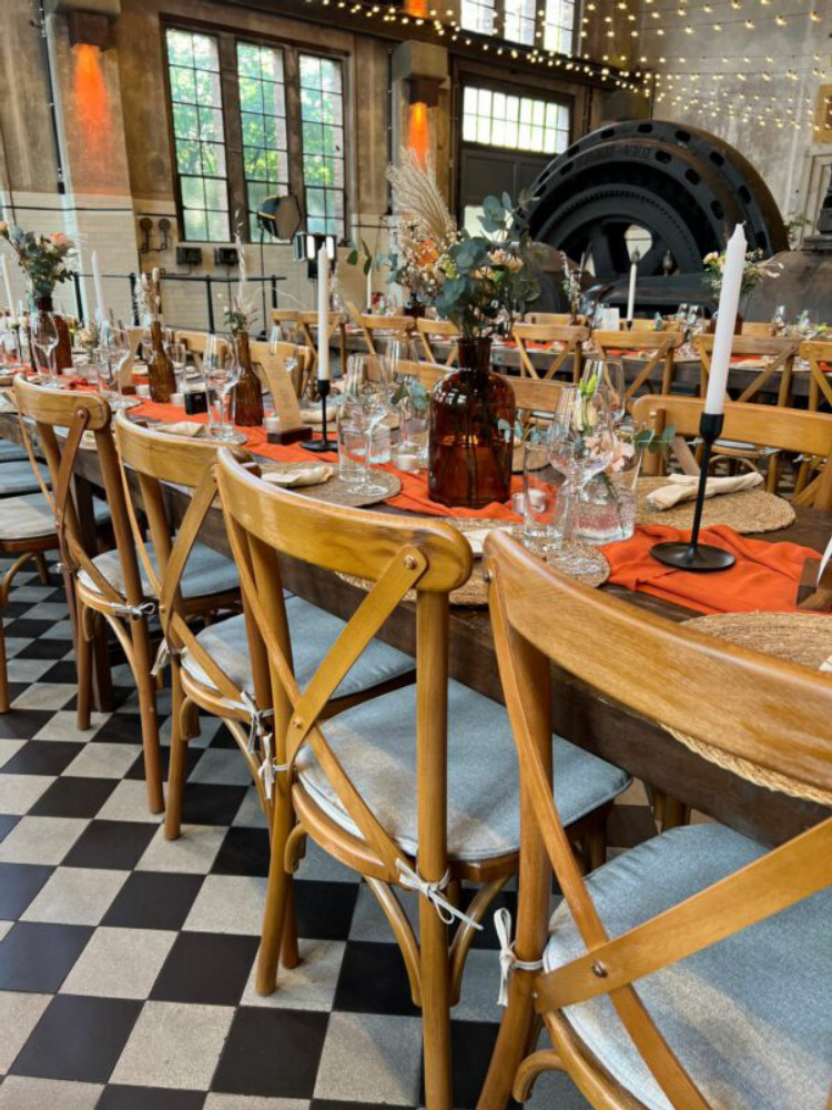 Crossback Stapelstuhl Massivholz Beispiel